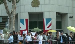 Manif prodémocratie devant le consulat britannique à Hong Kong