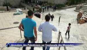 Des Palestiniens entrent sur l'esplanade des Mosquées pour prier