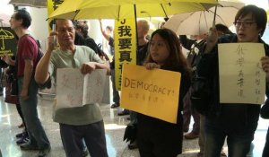 Hong Kong: des leaders pro-démocratie empêchés d'aller à Pékin