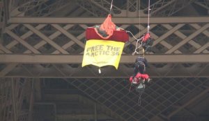 Russie: un militant Greenpeace se suspend à la Tour Eiffel