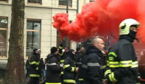 Bruyante manifestation de 400 pompiers professionnels à Lille