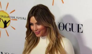 Kim Kardashian met de vieux vêtements aux enchères pour l'aide humanitaire aux Philippines