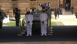 La dépouille de Mandela offerte aux regards dans son cercueil