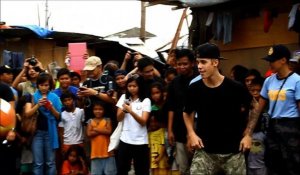 Justin Bieber rend visite aux sinistrés du typhon Haiyan