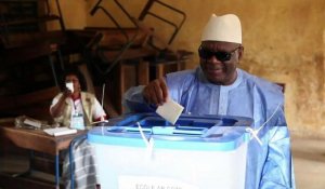 Mali: le président Keita vote