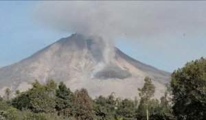 Indonésie: le volcan Sinaung toujours en activité