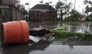 Cyclone à La Réunion: un mort, alerte rouge levée