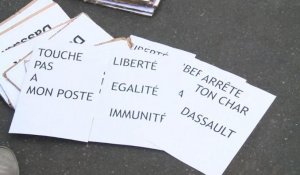 Immunité de Serge Dassault: action de Sauvons les riches devant le Sénat à Paris