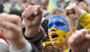 Plusieurs milliers de manifestants campent dans le centre de Kiev