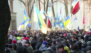 Ukraine: des milliers de manifestants devant le Parlement