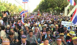 Bangkok: les manifestants bloquent des bâtiments du gouvernement