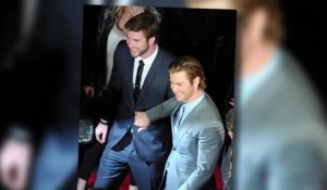Chris Hemsworth pousse son frère Liam en plaisantant à la première de Thor