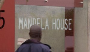 Chants et danses devant la maison de Mandela