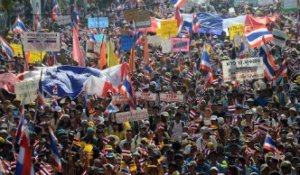 Les Thaïlandais ne désarment pas malgré l'annonce d'élections