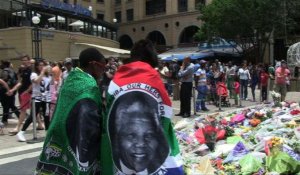 Mandela: l'hommage des Sud-Africains à Johannesburg