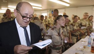 Au Mali, Le Drian évoque le devenir des troupes françaises en Afrique