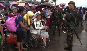 Philippines: après le thyphon, des survivants sont évacués
