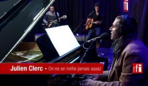 Julien clerc chante "On ne se méfie jamais assez" sur la Bande Passante