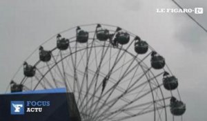 Népal : une jeune fille suspendue en haut d'une grande roue