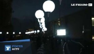 Une chaîne de ballons lumineux pour commémorer la chute du Mur