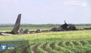 Ukraine : la carcasse de l'avion où 49 soldats ont péri