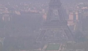 La Tour Eiffel cachée par un nuage de pollution