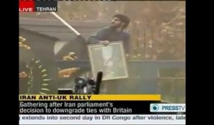 L'ambassade britannique à Téhéran envahie
