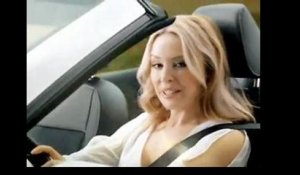 Kylie Minogue vend la nouvelle Volkswagen Golf Cabriolet