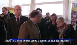 Calais: Cazeneuve souhaite "développer les centres d'accueil"