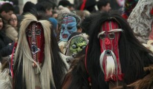 Bulgarie:masques et costumes étranges pour le festival Surva