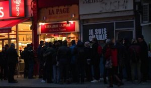 Les Londoniens font la queue pour le dernier Charlie Hebdo