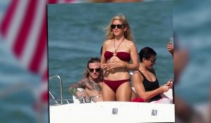 Ellie Goulding sur un yacht à Miami dans un bikini rouge profond