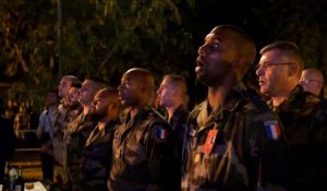 Le Drian fête le Nouvel An avec les troupes françaises au Tchad