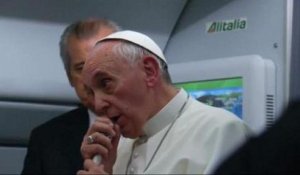 Le pape François improvise une conférence de presse dans l'avion