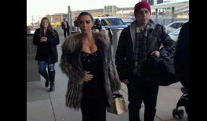 Exclu Vidéo  : Kim Kardashian montre son décolleté très sexy aux paparazzi   !