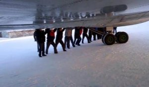 Des passagers poussent leur avion bloqué par le gel en Sibérie