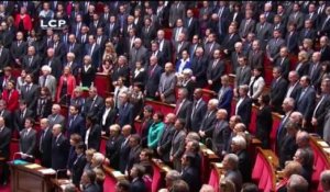 Les députés chantent la Marseillaise dans l'Assemblée nationale en hommage aux victimes des attentats