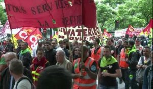 Plusieurs milliers de personnes ont manifesté à Paris pour soutenir la grève des cheminots