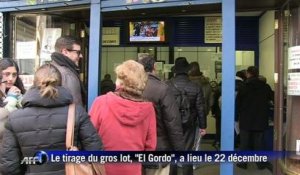 Les Espagnols font la queue pour obtenir "el Gordo", le ticket de la loterie de Noël