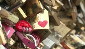 Sur le Pont des Arts, une chaîne de solidarité pour lutter contre le Sida