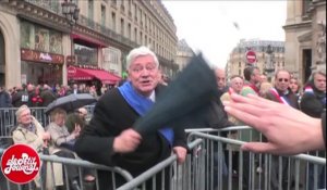 Le zapping du 05/05 : Un député tabasse des journalistes... avec son parapluie 