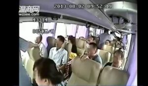 Chine: terrible acident de bus filmé de l'intérieur