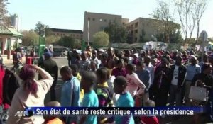 Mandela: la foule se masse devant l'hôpital