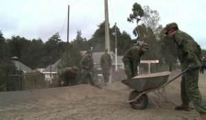Chili: les militaires aident les sinistrés du volcan Calbuco