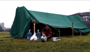 Népal: un quotidien difficile dans les tentes de fortune