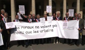 Les maires ruraux manifestent devant le Conseil constitutionnel