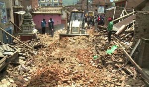 Népal: les recherches se poursuivent tandis que l'aide arrive