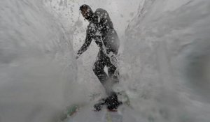 Surfeurs de l'extrême au-dessus du cercle polaire arctique