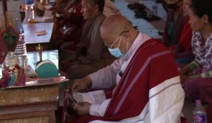 Les Népalais prient pour les victimes du séisme