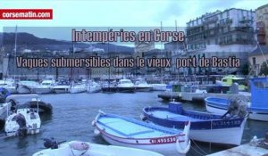 Intempéries en Corse : vagues submersibles dans le vieux port Bastia